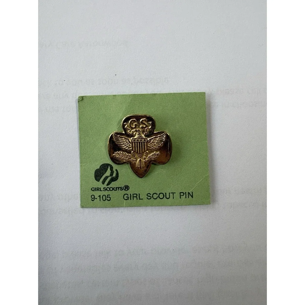 Vintage Girl Scout Gold Tone Eagle Trefoil Membership Pin GS Collectible 9-105